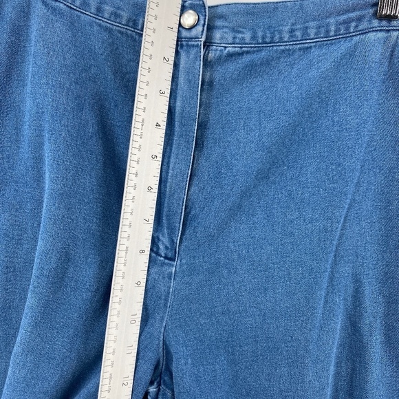 Alfred Dunner Jean Shorts Women's Size 14 Blue Denim Capris Button Zip Closure - Picture 7 of 14